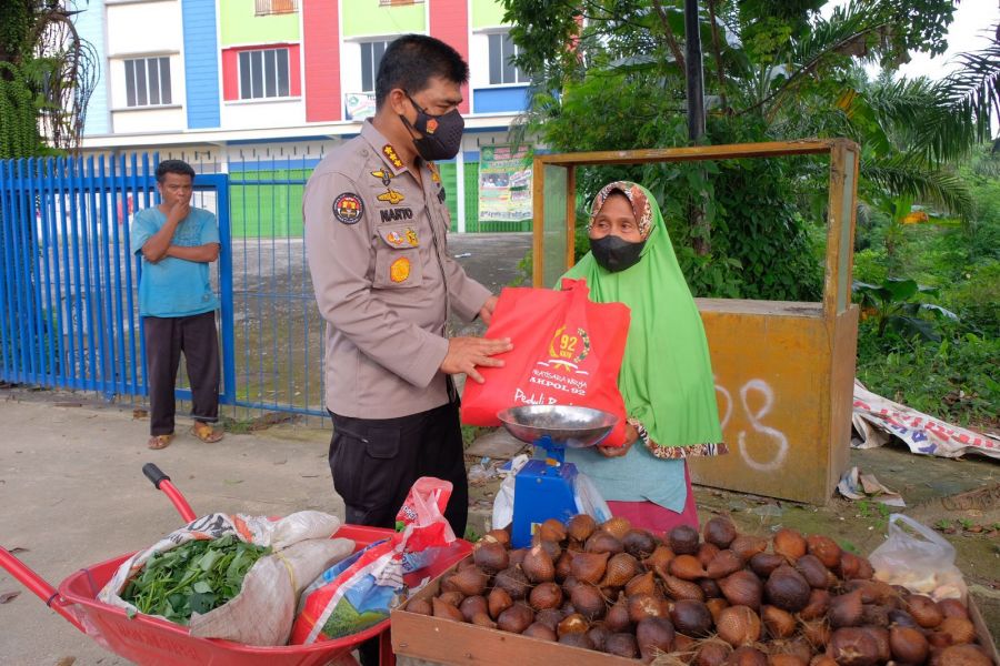 Alumni Akpol 92 Riau Salurkan Bansos Untuk Warga Pekanbaru