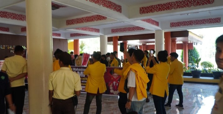 AMPUN geruduk rektorat UNILAK, Sang REKTOR diduga Kabur ! 