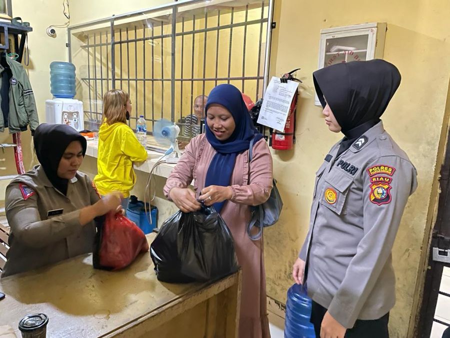 Antisipasi yang Tidak Diinginkan, Kapolres Kuansing Kerahkan Piket Polwan Periksa Pembesuk Wanita