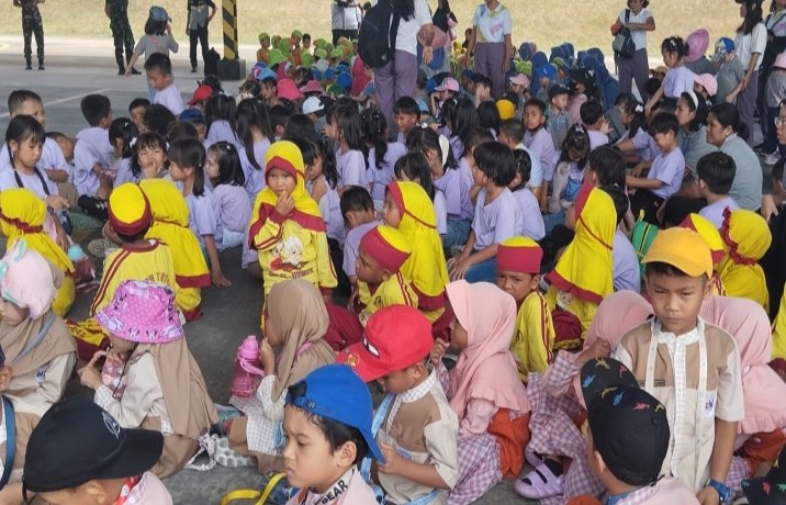 Bangkitkan Semangat Dirgantara, Ratusan Pelajar Kunjungi Skadron Udara 12 Lanud RSN