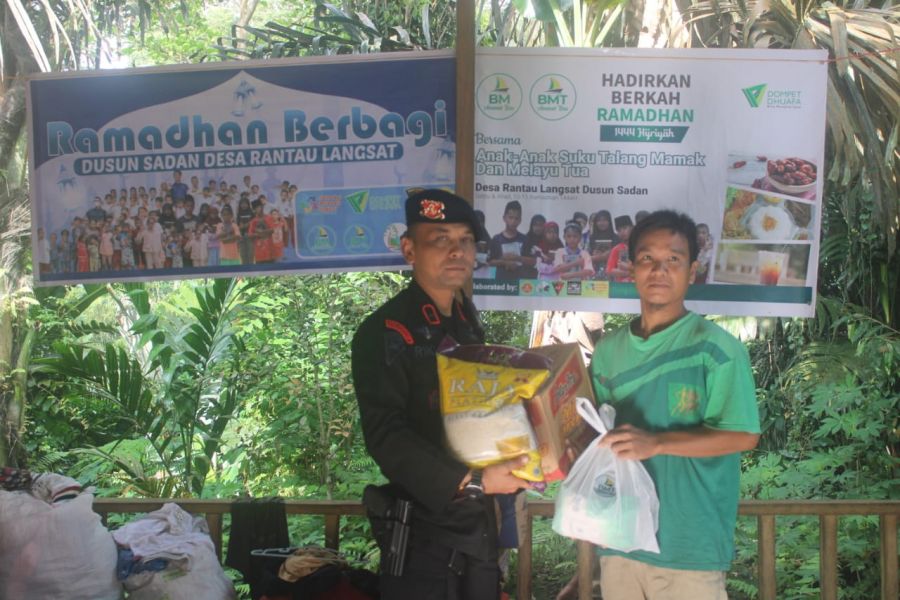 Batalyon C Pelopor Satbrimobda Riau Salurkan Bantuan Sembako ke Pelosok Desa di Batang Gansal