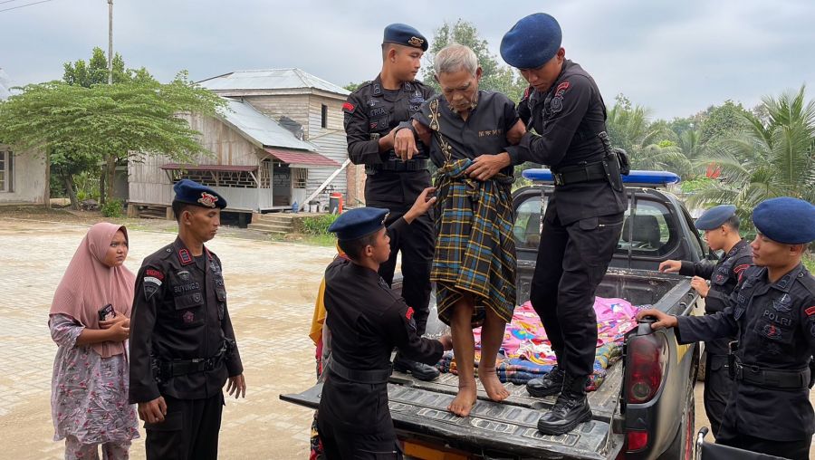 Bawa Berobat, Personel Batalyon C Pelopor Batang Gansal Harap Suyanto Kembali Pulih