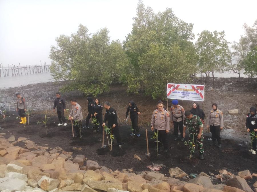 Bersempena HUT Humas Polri ke 72, Polda Riau dan Polres Dumai Lakukan Penanaman Pohon Dibibir Pantai