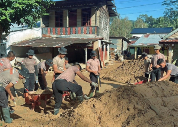 Brimob Percepat Pemulihan Pascabencana Demi Pendidikan dan Hunian Warga