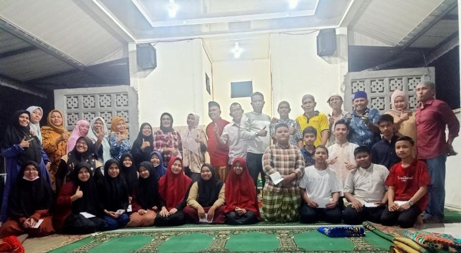 Buka Bersama IKB Alumni SMPN 5 dengan Anak-anak Yayasan Limper