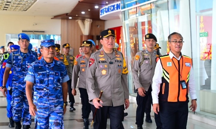 Ciptakan Sinergi Danlanud Roesmin Nurjadin Bersama Kapolda Riau Tinjau Arus Mudik di Bandara SSK II
