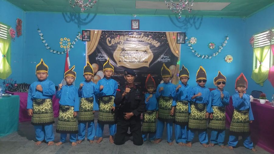 Danki Brimob Batalyon C Pelopor Batang Gansal, Hadiri Perpisahan Siswa/I RA Dan MIS Nurul Hidayah