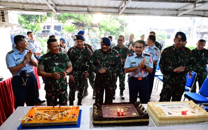 Danlanud Roesmin Nurjadin Berikan Kejutan Ulang Tahun untuk Dansat Brimob Polda Riau