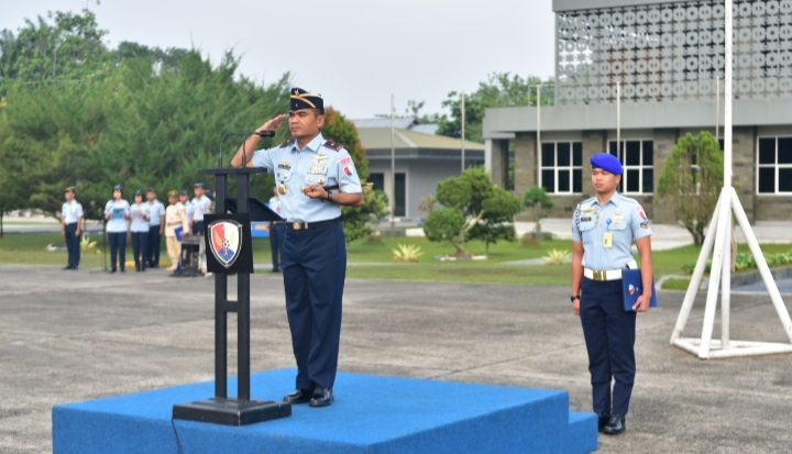 Danlanud Roesmin Nurjadin Berikan Perhatian Khusus Pada Upacara Bendera Mingguan