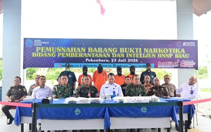 Danlanud Roesmin Nurjadin Dampingi Kepala BNNP Riau Musnahkan Barang Bukti Narkotika 