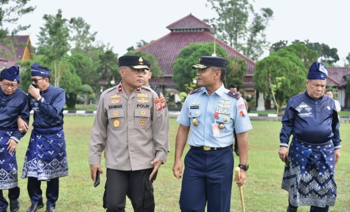 Danlanud Roesmin Nurjadin Dampingi Kapolda Riau Laksanakan Pengawasan Pengamanan Pergantian Tahun