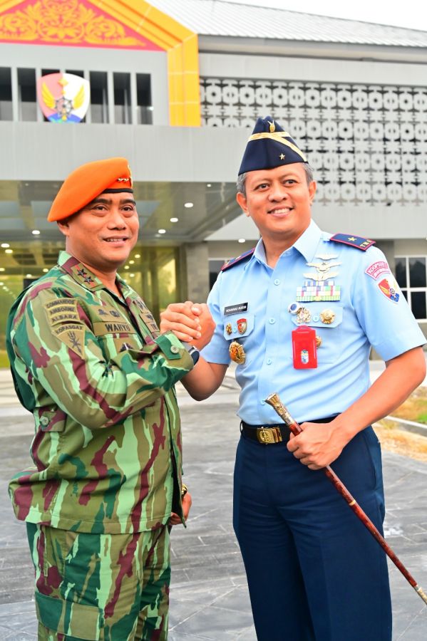 Danlanud Roesmin Nurjadin dan Ketua Pia AG Antar Keberangkatan Dankopasgat