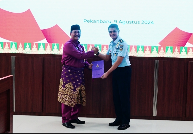 Danlanud Roesmin Nurjadin Hadiri Penyeraha Executive Summary Pasis Dikreg LII Sesko TNI Kepada Gubri