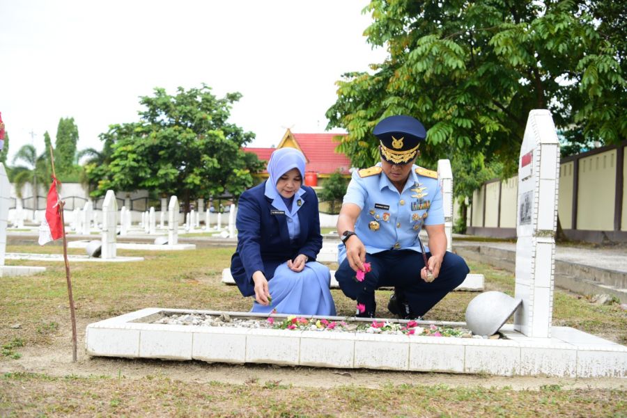 Danlanud Roesmin Nurjadin Pimpin Ziarah Rombongan Dalam Rangka Hari Bhakti TNI AU