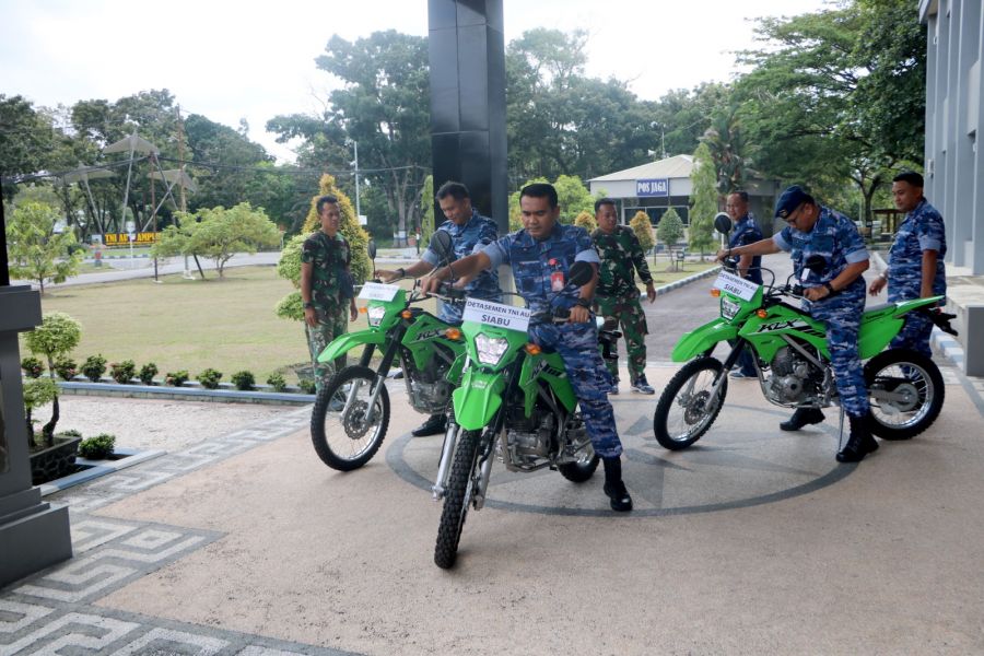 Danlanud Roesmin Nurjadin Serahkan Hibah Motor Trail Untuk Operasional Detasemen TNI AU Siabu