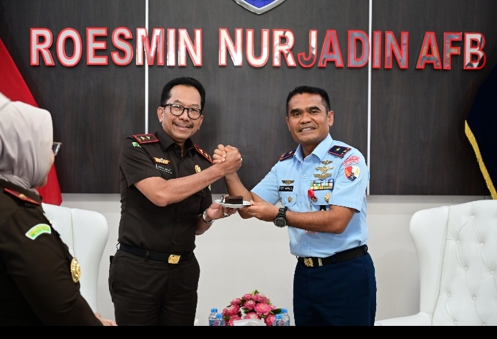 Danlanud Roesmin Nurjadin Terima Kejutan Dari Kajati Riau Dalam Rangka Hari Bakti ke-77