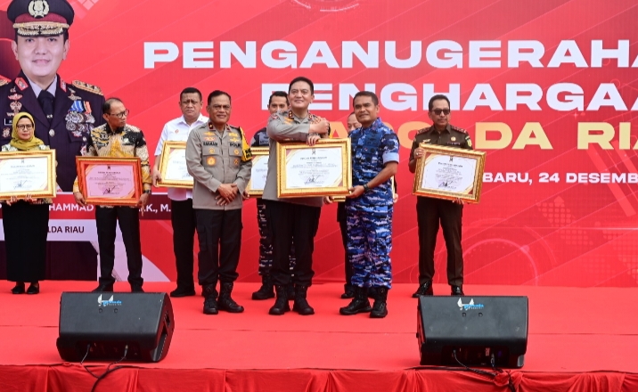 Danlanud Roesmin Nurjadin Terima Penghargaan Kapolda Riau