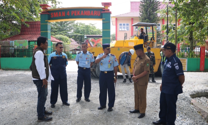 Danlanud Roesmin Nurjadin Tinjau Progres Perbaikan Jalan Vital di Kompleks Sekolah
