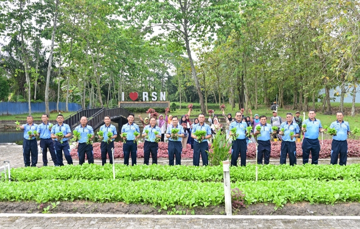 Danlanud RSN Bersama Warga Sidomulyo Timur Panen Sayur di Bulan yang Penuh Berkah