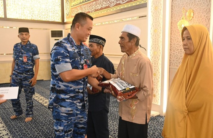 Danlanud RSN Serahkan Zakat Fitrah, Wujud Kepedulian dan Kebersamaan Menjelang Idul Fitri