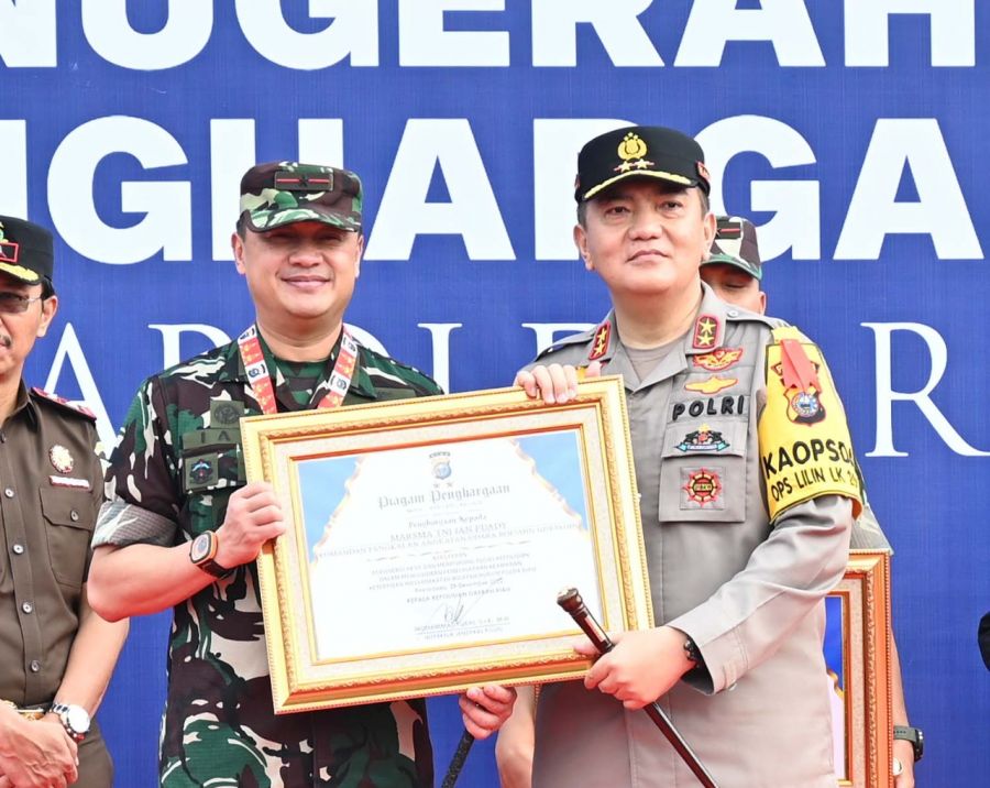 Danlanud Rsn Terima Penghargaan dari Kapolda Riau