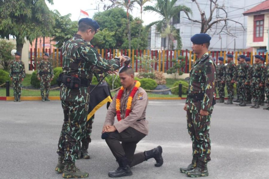 Dansat Brimob Riau Pimpin Tradisi Penyambutan Bintara Remaja 26 Lulusan Watukosek dan Bintara 48 SPN