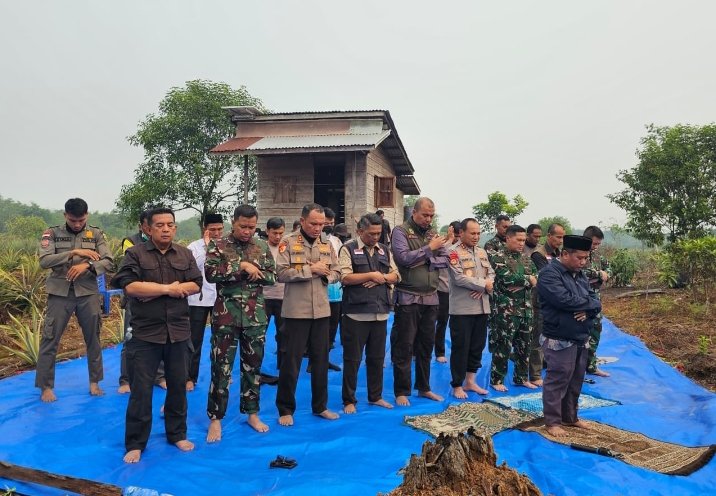 Dari Posko Karhutla Pulau Jumat, Pangdam XIX/TT Bersama Rombongan Memohon Turunnya Hujan