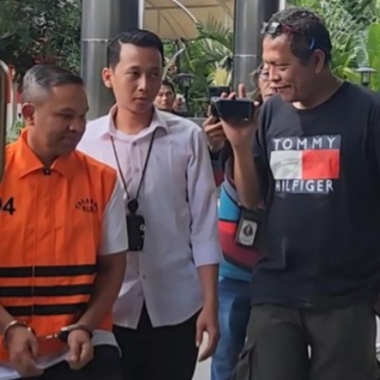 Di Duga Gubernur Riau resmi ditahan oleh KPK