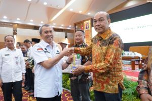 Diserahkan Gubri, PT RAPP Raih Penghargaan Riau Investment Award 2022