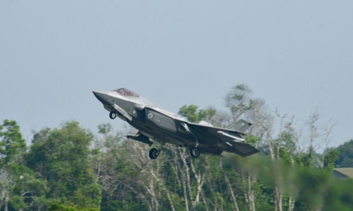 Dogfight Seru F-16 VS F-35 Warnai Latihan Elang Ausindo 2025 di Lanud RSN