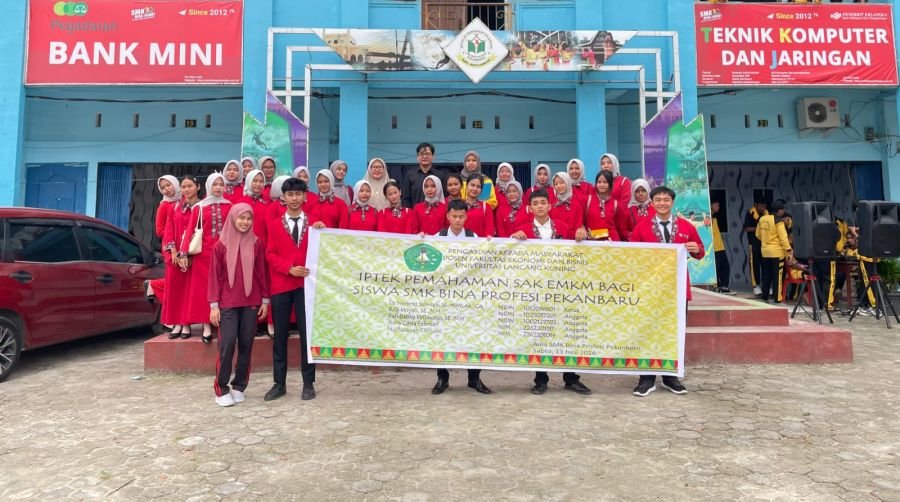 Dosen FEB Unilak berikan Pemahaman SAK EMKM kepada Siswa SMK Bina Profesi Pekanbaru 
