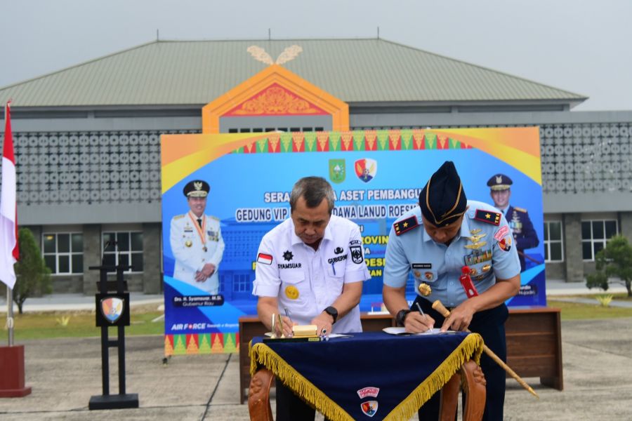 Gubernur Riau Serahkan Aset Gedung VIP Room Pandawa ke Lanud Roesmin Nurjadin