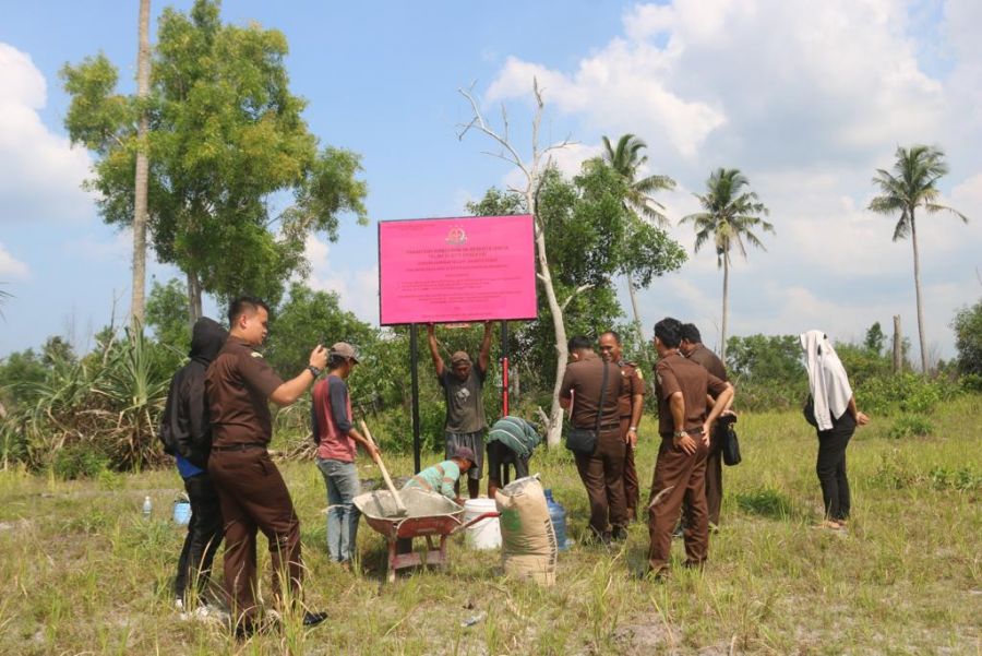 Hasil Sita Eksekusi Aset Terpidana Heru Hidayat Dititipkan ke Camat Sijuk - Belitung