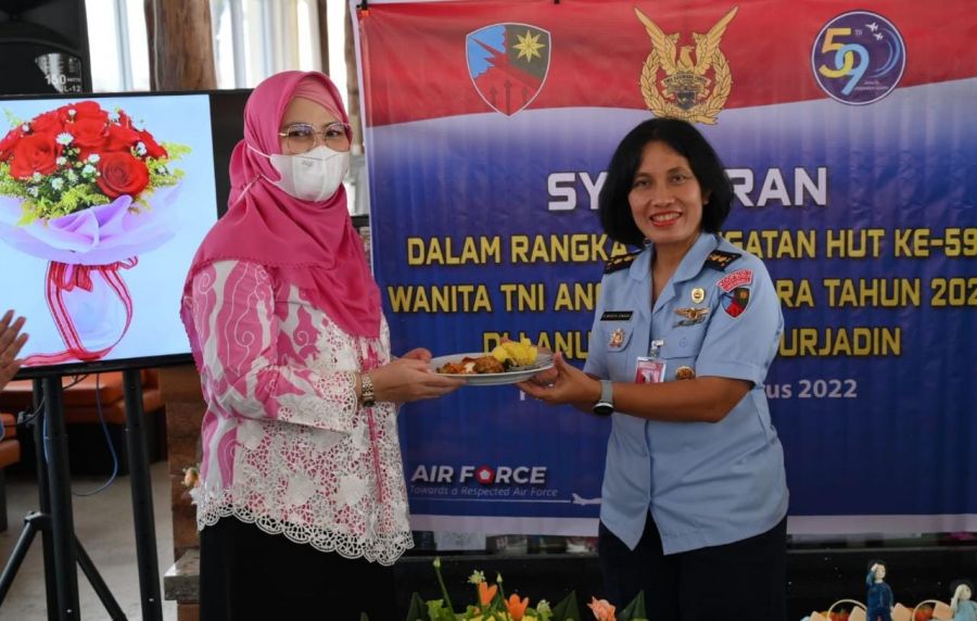 Ibu Winadayati Kanya Sena Koopsud I Beri Surprise WARA Lanud Rsn