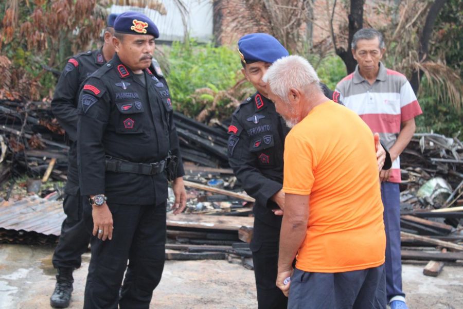 Jalankan Intruksi Kapolda, Brimob Polda Riau Berikan Bantuan Kepada Warga Terkena Musibah Kebakaran