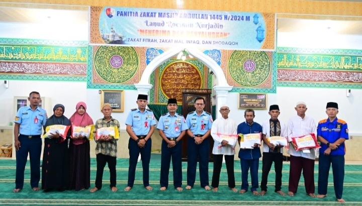 Jelang Idul Fitri Lanud Roesmin Nurjadin Salurkan Zakat