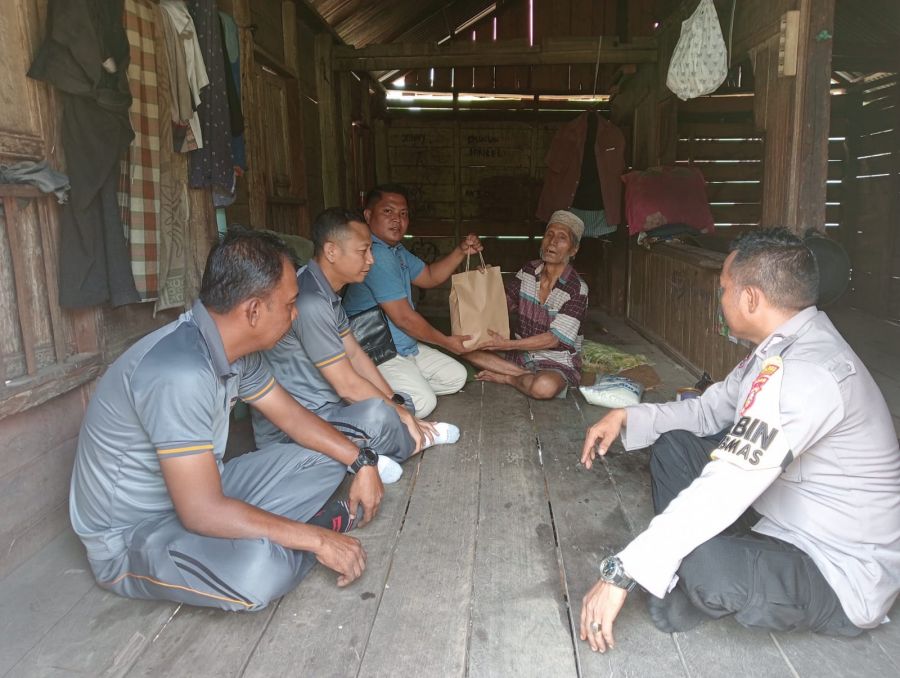 Jumat Barokah, Kapolsek Kuantan Mudik Beri Bantuan di Desa Rantau Sialang Kecamatan Kuantan Mudik
