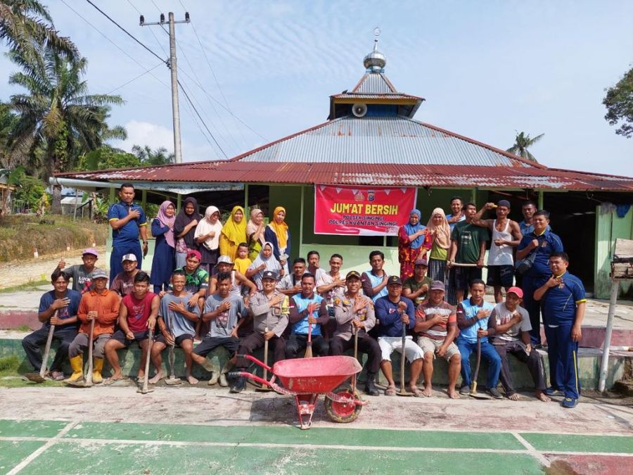 Jumat Bersih, Polsek Singingi laksanakan bersih Musholla Raudatul Hasanah