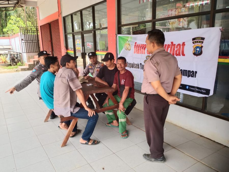 Jum'at Curhat, Personel Polsek Tapung Hulu Sambangi Warga Desa Sumber Sari