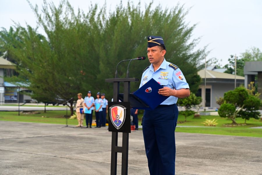 Kadislog Lanud Roesmin Nurjadin Pimpin Upacara Bendera Mingguan