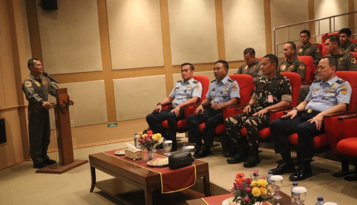 Kadisopslatau Berikan Sosialisasi Pembinaan Profesi Kepada Penerbang Tempur Lanud RSN