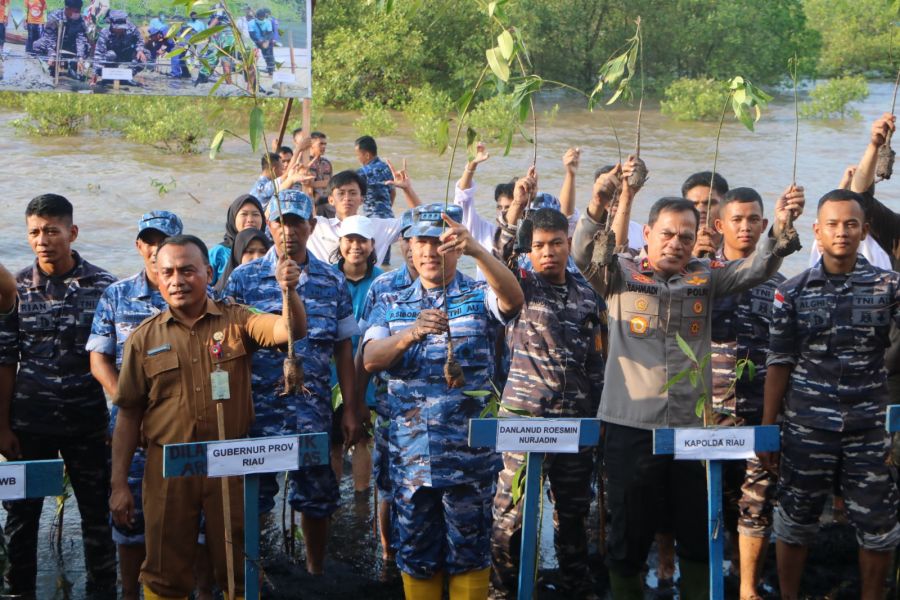 Kadispotdirga Lanud Rsn Ikuti Penanaman Mangrove Nasional Secara Serentak