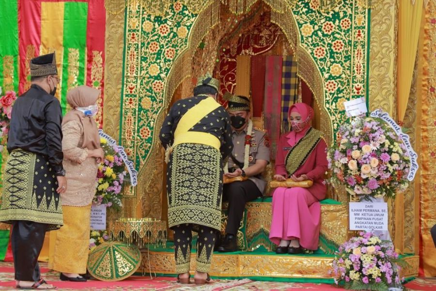 Kapolda Riau Irjen Pol M Iqbal Resmi Masuki Mapolda, Disambut Dengan Adat Tepuk Tepung Tawar
