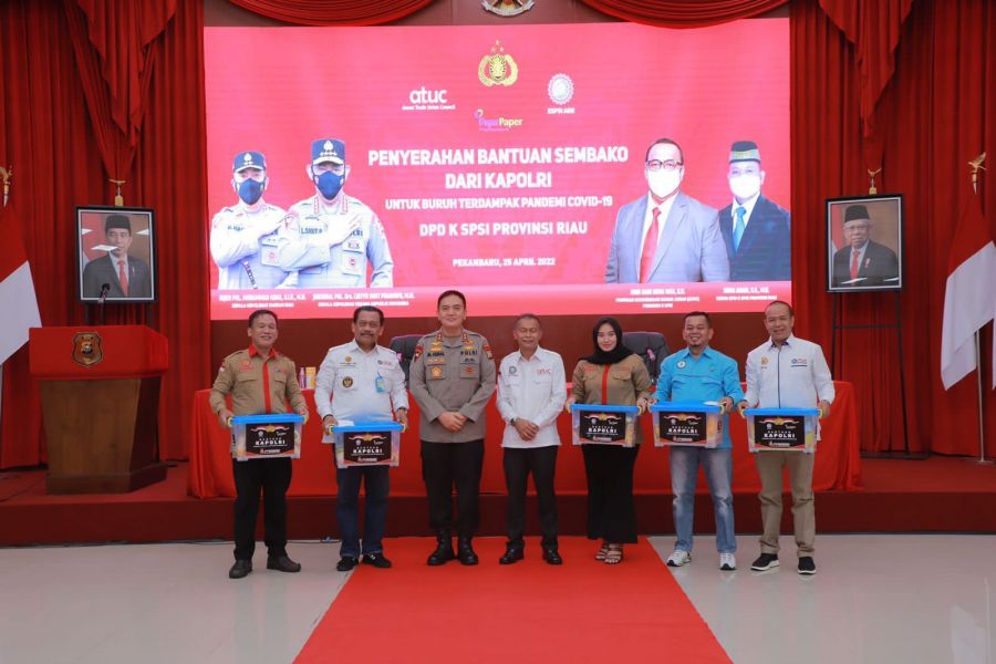 Kapolda Riau Salurkan Bantuan Kapolri Untuk Teman-teman Buruh di Riau