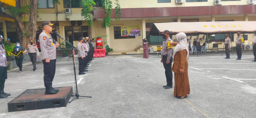 Kapolresta Pekanbaru Beri Penghargaan Kepada Personel Bhabinkamtibmas dan Nakes