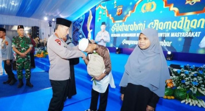 Kapolri Berbagi Kebahagiaan, Pembangunan Rutilahu hingga Santunan Anak Yatim