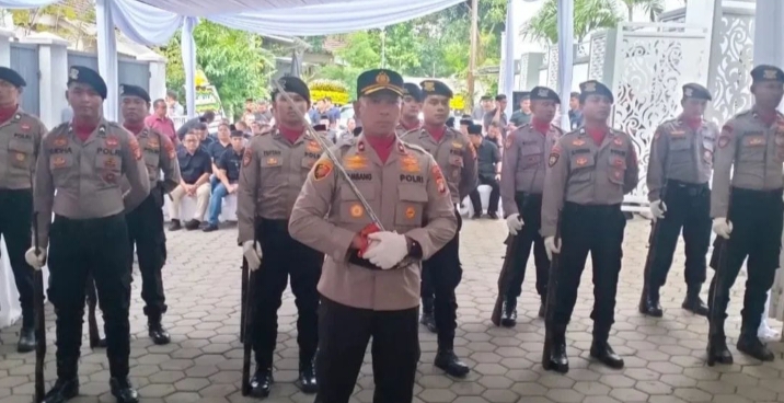 Kapolri Hadiri Upacara Pelepasan Jenazah Brigjen Pol Anumerta Ary Satriyan