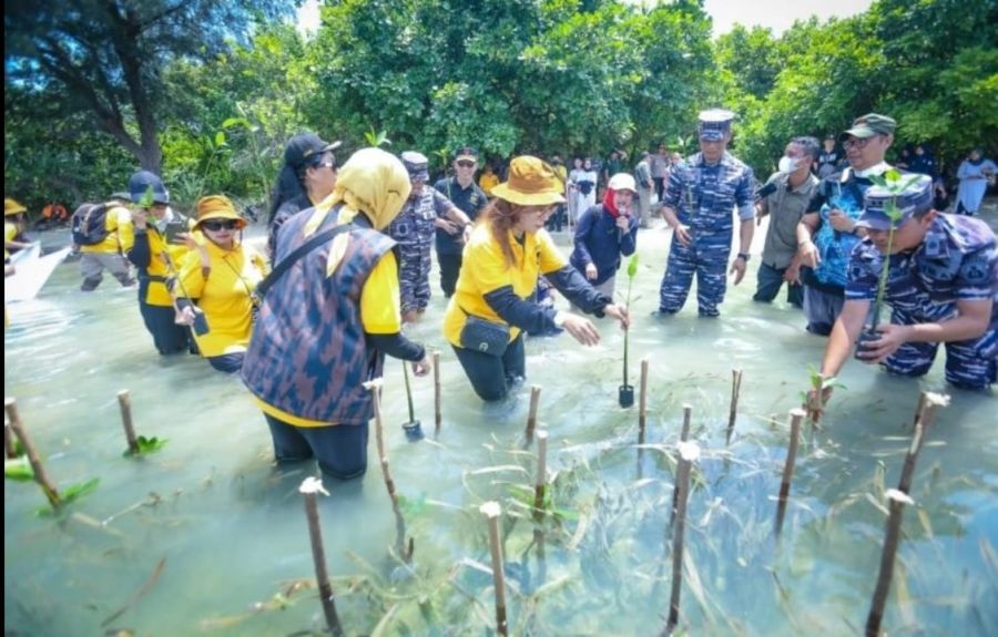 KBPP Polri Gandeng TNI AL, Gelar Bakti Sosial Pesisir di Pulau Payung