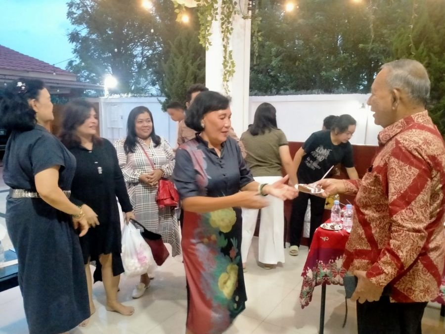 Keluarga Besar Ompu Nova Simanjuntak Rayakan Ulang Tahun Pimpinan Radio Kardopa Grup Tiorida