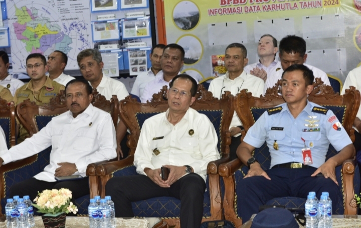 Kemenko Polhukam Kunjungi Posko Karhutla Lanud Roesmin Nurjadin